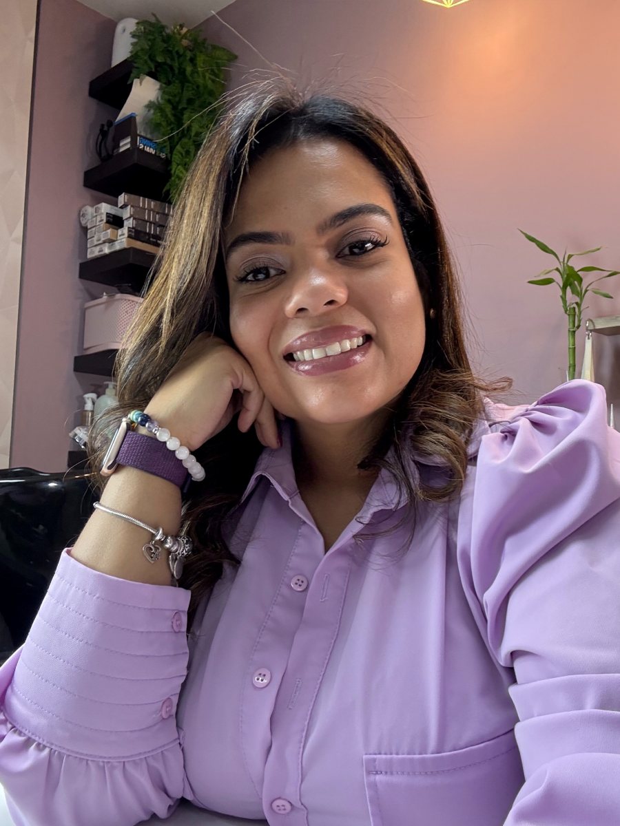 Priscila Lemos a sorrir no seu espaço de beleza